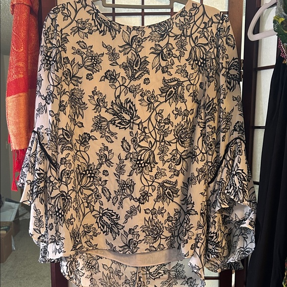 White House Black Market Tops - White House Black Market Floral Black & White Women's Top